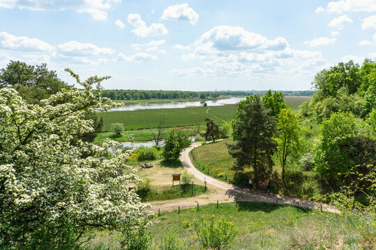 Wandern im idyllischen Oderbruch in Brandenburg, Deutschland im Fr&uuml;hling