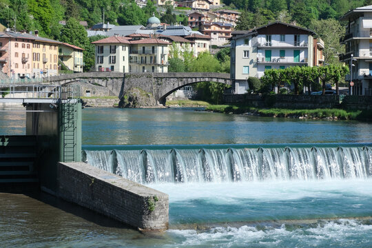 Un salto d'acqua sul fiume Brembo a San Pellegrino Terme in provincia di Bergamo, Lombardia, Italia.