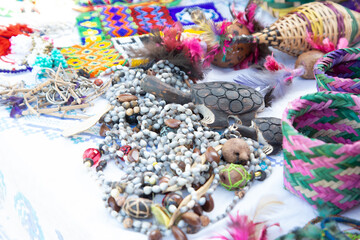 Artefatos indígenas coloridos e feitos à mão revelam a rica cultura e sabedoria ancestral em...