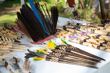Artefatos indígenas coloridos e feitos à mão revelam a rica cultura e sabedoria ancestral em...