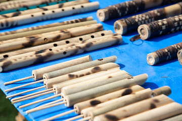 Artefatos indígenas coloridos e feitos à mão revelam a rica cultura e sabedoria ancestral em cada trama.