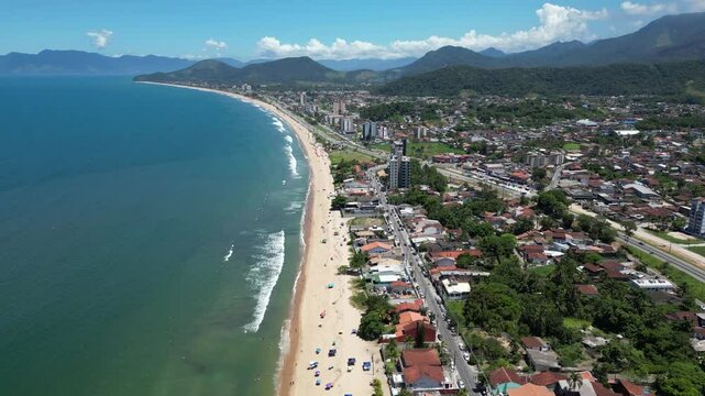 V&iacute;deo de drone revela o azul profundo do mar em contraste com a natureza exuberante e praias paradis&iacute;acas que parecem sa&iacute;das de um sonho.