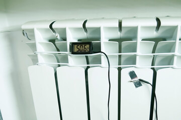 Digital thermometer with screen on the radiator