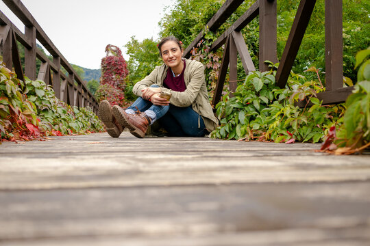 Chica en puente de mader antiguo en fortificacion en Brasov, Rumania