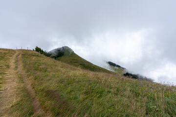 La magnifique montagne de Châtel, enveloppée de nuages, offre un paysage à couper le souffle,...