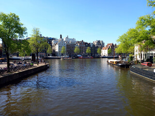 Canale del fiume Amstel nella città di Amsterdam
