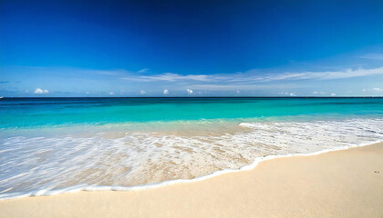 美しい白い砂浜と柔らかな青い海の波。Beautiful white sand and soft blue ocean waves.