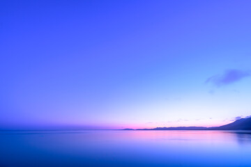  幻想的なグラデーションが広がる石垣島の朝焼け