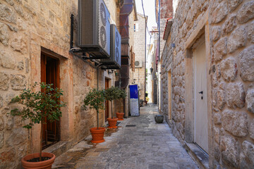 Fototapeta premium Narrow alley in Perast on the coast of the Adriatic Sea in the Bay of Kotor, Montenegro