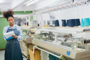 Obraz premium An American female designer and factory owner reimagines what’s possible in the textile industry, blending design intuition with the science of materials and advanced automation.