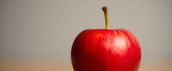 Obraz premium red apple sitting on top of a wooden table