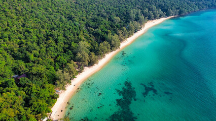 Le isole di Koh Rong e Koh Rong Samloem, in Cambogia, offrono spiagge di sabbia bianca, acque cristalline e una natura incontaminata. Perfette per chi cerca relax, avventura e un paradiso tropicale.
