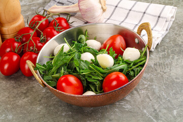 Salad with mozzarella and arugula