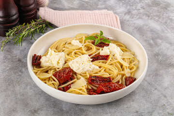 Italian spaghetti with stracciatella and tomato