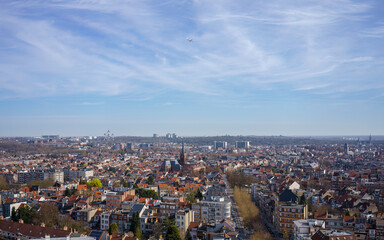 Obraz premium Springtime view of the Brussels skyline with airplane in the sky.