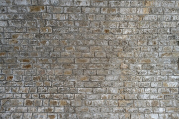 Un vieux mur voûté en pierre taillée, témoin silencieux du passé