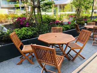 屋外スペースのテーブルとイス