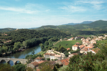 Obraz premium Pont de Ceps, fleuve L'Orb, Roquebrun, Occitanie, Hérault, 34, France