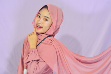 Muslim Indonesian woman with pointing body gesture who is a young businesswoman