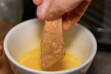 Soczyste chrupiące kąski z filetu z kurczaka panierowane w jajku i bułce tartej,  © Paweł Kacperek