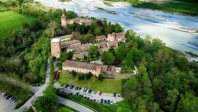 Borgo di Rivalta, antica struttura, chiesa, fabbbricati, torre, Castello  medioevale, Piacenza, Emilia Romagna, Italia