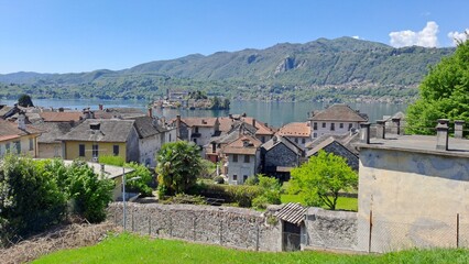 Centro storico di Orta San Giulio con vista sull'isola di San Giulio, provincia di Novara, Italia, maggio 2025