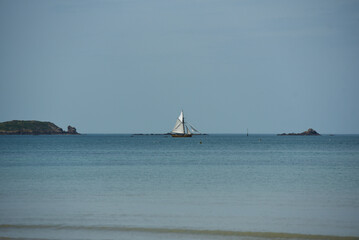Voilier au large de Saint-Malo