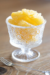 ガラスの器に盛った甘夏