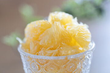 ガラスの器に盛った甘夏