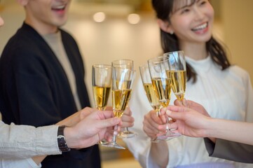 グラスを掲げて乾杯する男女の手元を捉えた親密で華やかな瞬間