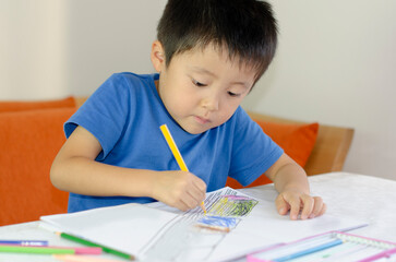 お絵かきする子供