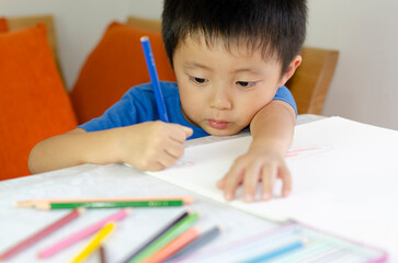 お絵かきする子供