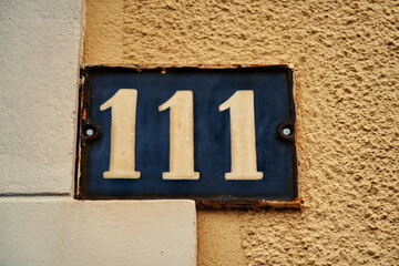 Numéro 111.  Plaque de numéro de rue.