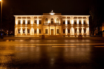 Obraz premium An Elegant and Historic Building, Beautifully Illuminated, Captured at Enchanting Nighttime