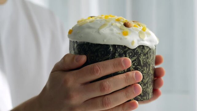 appetizing fresh panettone in hands close-up.
Christmas and Easter baking.
Sweet pastries with candied fruits.
Italian pastries before Christmas
