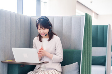 コワーキングスペースでリモート会議に参加する若い女性