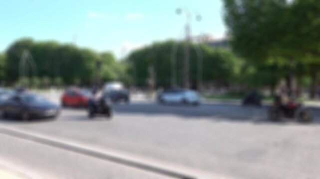 Vue floue de jour sur l'avenue des Champs-&Eacute;lys&eacute;es