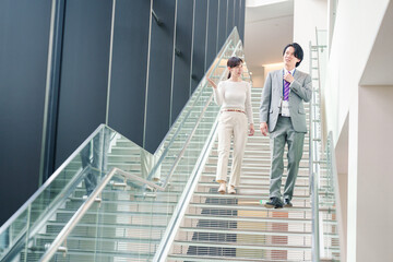 ゲストのお客様を案内する女性のビジネスパーソン