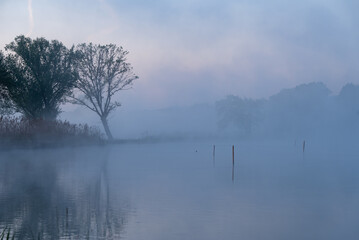 Piękny wiosenny poranek nad wodą we mgle. © Elżbieta Kaps