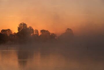 Piękny wiosenny poranek nad wodą we mgle. © Elżbieta Kaps