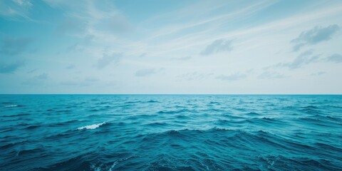 Obraz premium Peaceful Blue Ocean Under a Hazy Horizon