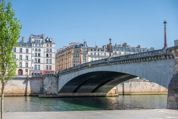 Le pont de la Tournelle au bord de la Seine dans la ville de Paris en France