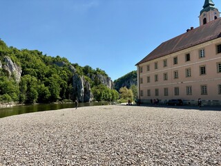 Sommerlicher Blick auf das Kloster Weltenburg und den Donaudurchbruch