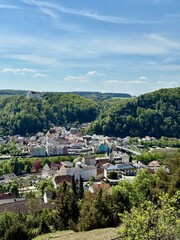 Sommerlicher Blick auf die Stadt Riedenburg in Niederbayern