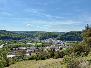 Sommerlicher Blick auf die Stadt Riedenburg in Niederbayern