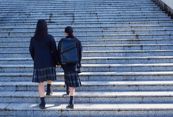 春の入学式にいる元気な姉妹学生の姿