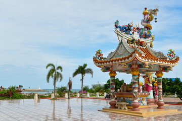 Fototapeta premium chinese dragon statue in temple