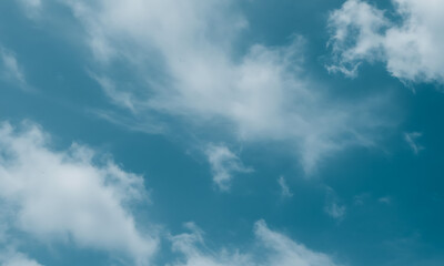 Obraz premium Clear Blue Sky with Scattered Clouds