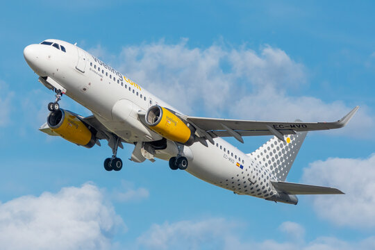 Avi&oacute;n de l&iacute;nea Airbus A320 de la aerol&iacute;nea de bajo coste Vueling Airlines despegando en el aeropuerto de M&aacute;laga Costa del Sol.
