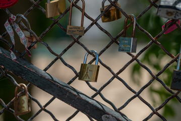 Des cadenas dans la ville de Paris